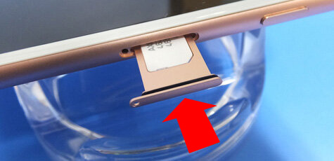 説明図：iPhone X 以前の iPhone は、SIMカードの金属面が下向きです。