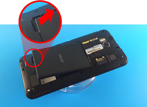 説明図：電池パックの取り外す方向を示した画像。