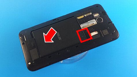 説明図：電池パックの端子と本体の電池端子の確認位置を示した図。