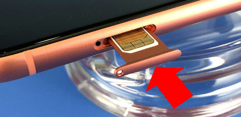 説明図：iPhone XS / XS Max / XR / 11 / 12 は、SIMカードの金属面は上向きです。