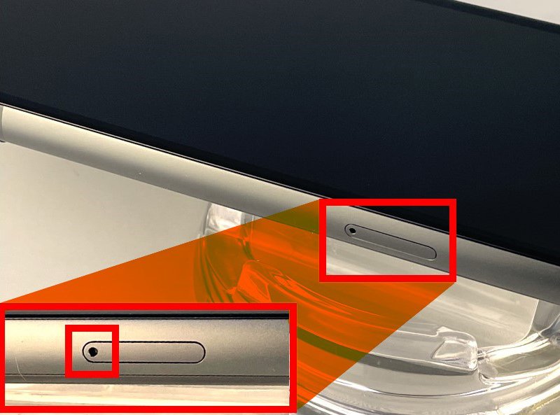 説明図：SIM取り出しツールを差し込む個所を示した画像