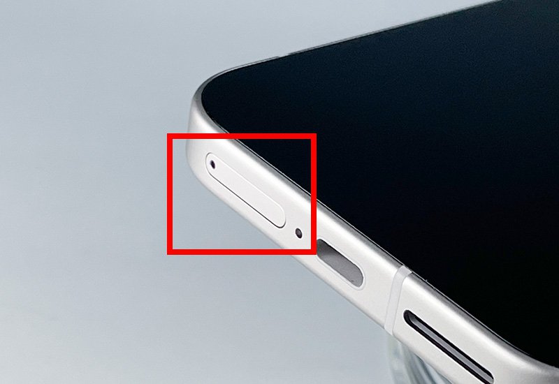 説明図：SIMカードトレイが、スマートフォン本体に差し込まれたことを示した図