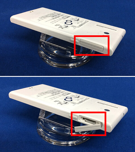 説明図：ディスプレイの面を下にして、スロットキャップのミゾの位置と、スロットキャップを開いた2枚の写真