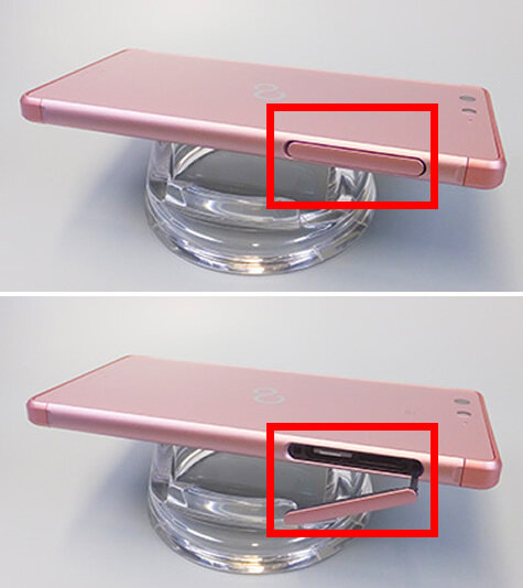 説明図：ディスプレイの面を下にして、スロットキャップのミゾの位置と、スロットキャップを開いた2枚の写真