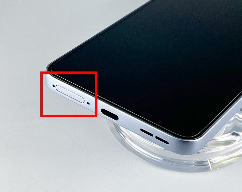 説明図：SIMカードトレイが、スマートフォン本体に差し込まれたことを示した図