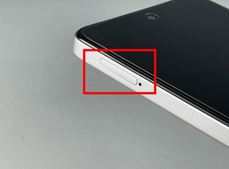 説明図：SIMカードトレイが、スマートフォン本体に差し込まれたことを示した図