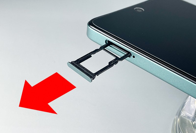 説明図：SIMカードトレイを引き出している図