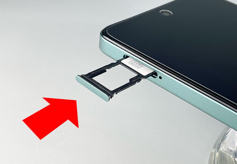 説明図：SIMカードをセットしたトレイを差し込んで閉じる図