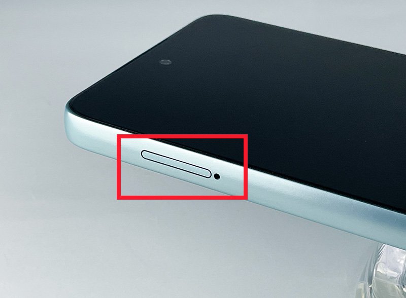 説明図：SIMカードトレイが、スマートフォン本体に差し込まれたことを示した図