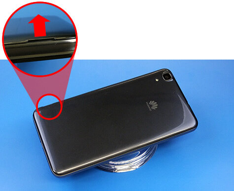 説明図：背面カバーを開けるためのツメの位置を示した画像