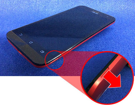 説明図：スマートフォンの背面写真にツメに指をかけ、外側に向かって矢印が示してある図