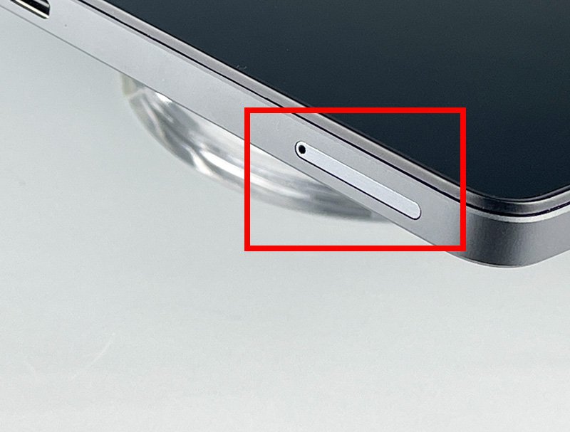 説明図：SIMカードトレイが、スマートフォン本体に差し込まれたことを示した図
