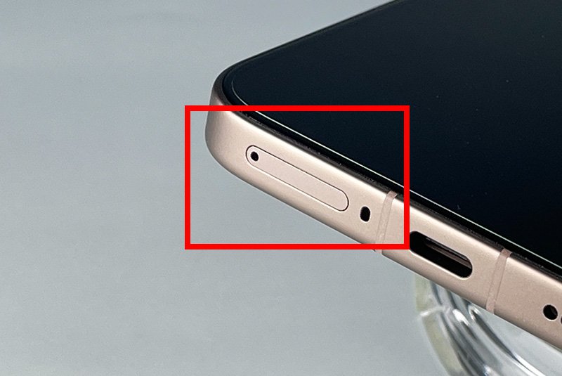 説明図：SIMカードトレイが、スマートフォン本体に差し込まれたことを示した図